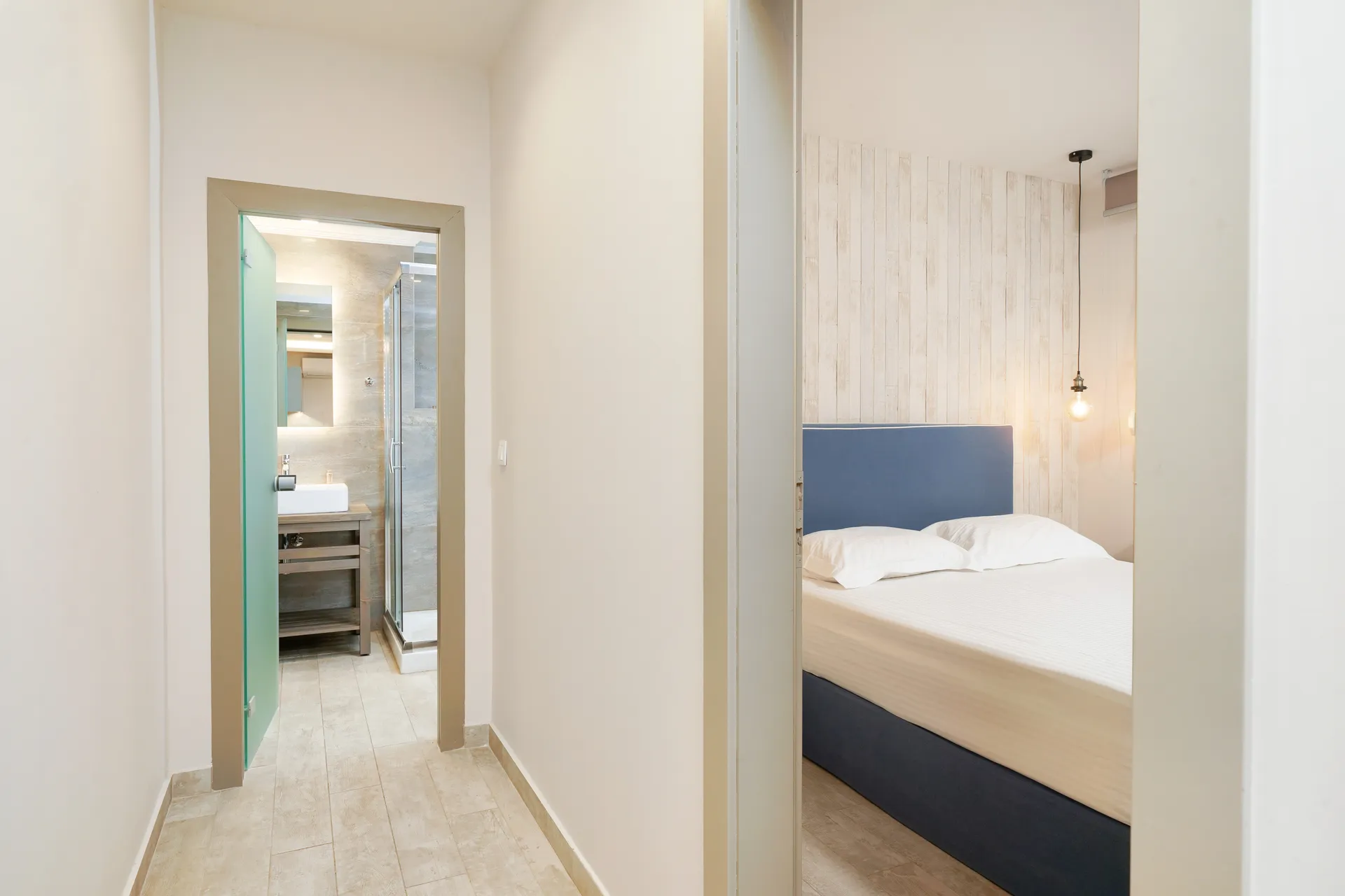 Tiara Holidays - IlioMagic luxury studios - Apartment ground floor bathroom and room